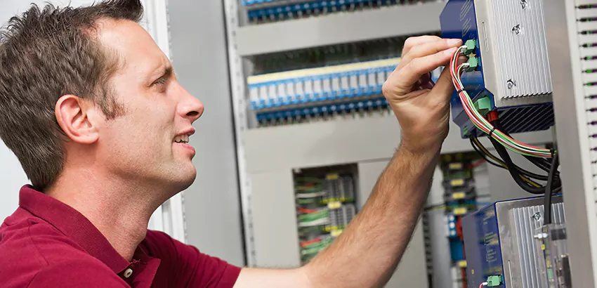 Offshore and Petroleum Facility Electrician in Newark